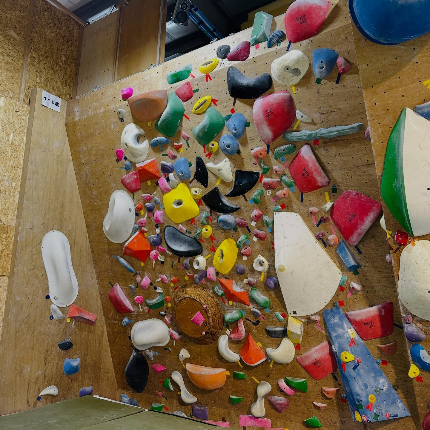 98度のホールド替えと110度2.3級の課題チェンジを行いま...