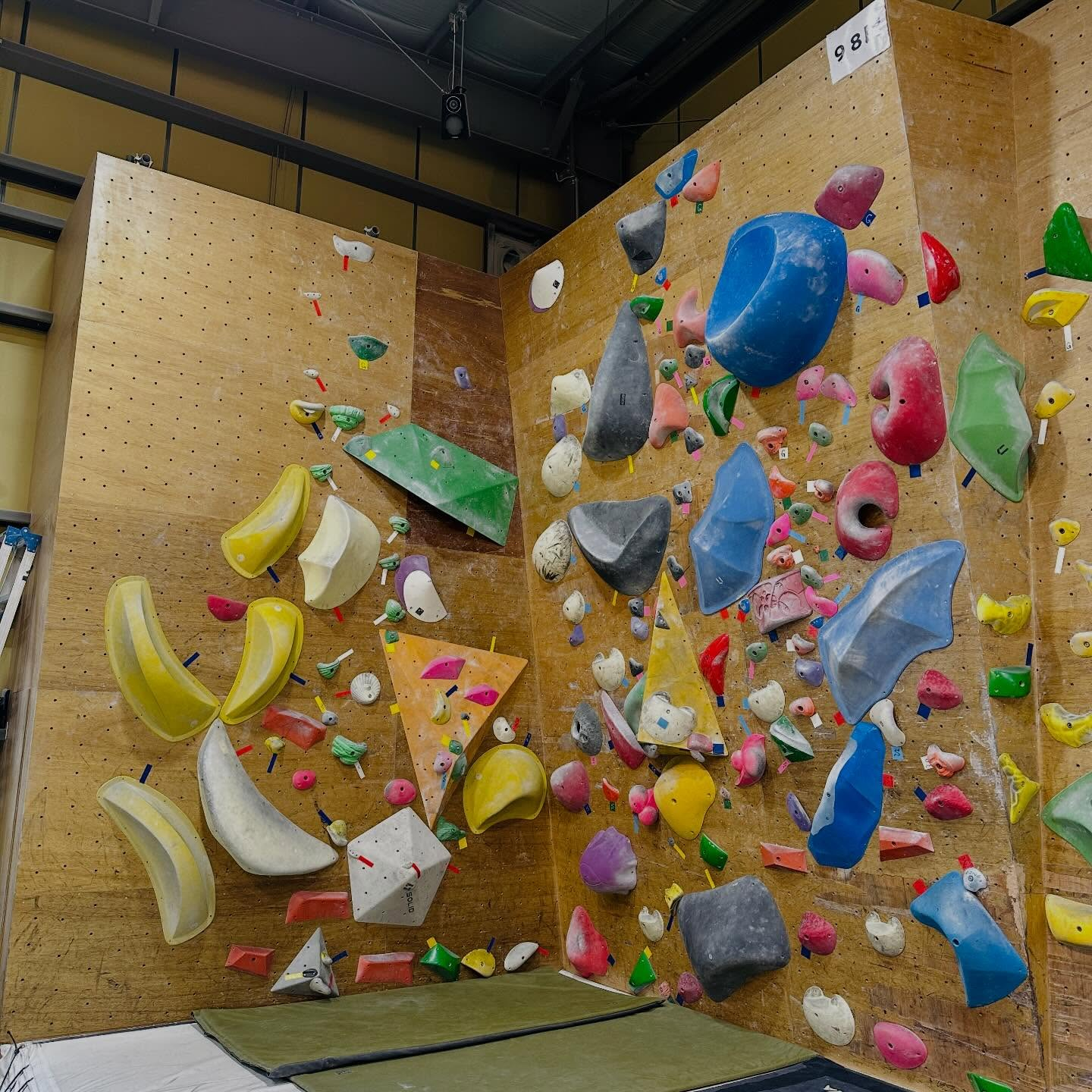 98度のホールド替えと110度2.3級の課題チェンジを行いま...